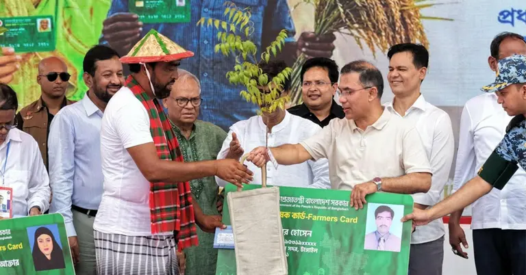 প্রধানমন্ত্রীর কাছ থেকে কৃষক কার্ড নিচ্ছেন কবির